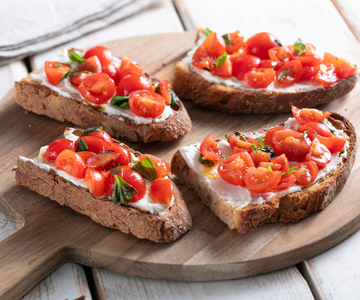 Bruschetta met kaas en cherrytomaatjes