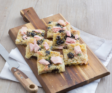Schiacciata met aardappelen, olijven en tonijn