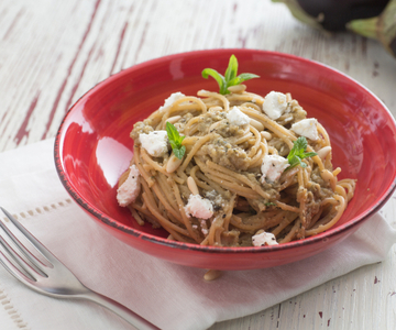 Volkoren spaghetti met geroosterde aubergine en munt