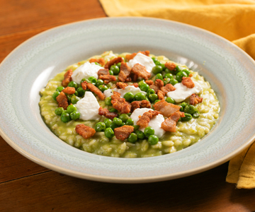 Risotto met doperwten, crescenza en krokante pancetta