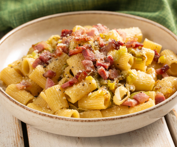 Pasta met prei, pecorino en pancetta