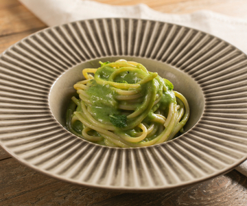 Spaghetti met lente-uitjes en taleggio-crème