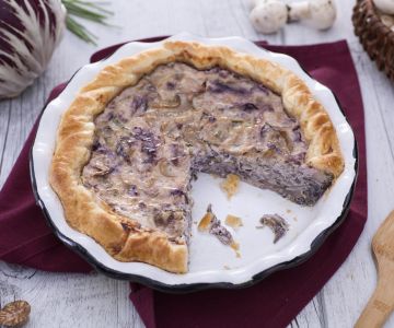Hartige taart met paddenstoelen en radicchio