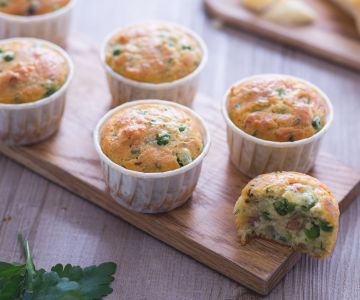 Hartige muffins met doperwtjes en ham