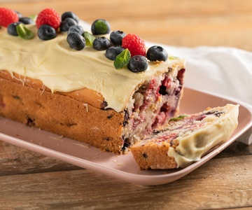 Vegan cake met blauwe bessen en frambozen