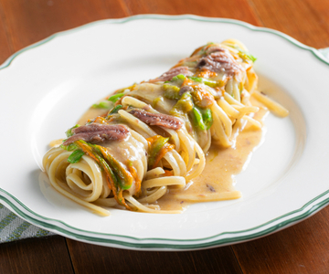 Pasta met courgettebloemen en ansjovis