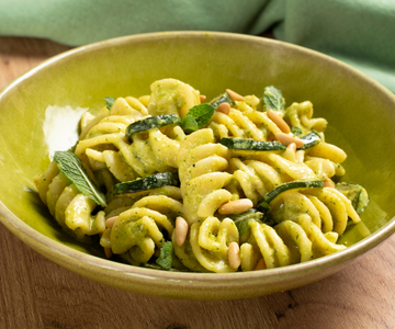 Pasta met courgettecrème, geitenkaas, citroen en kurkuma