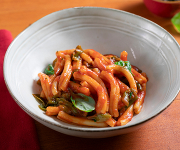 Pasta met tomatensaus en friggitelli