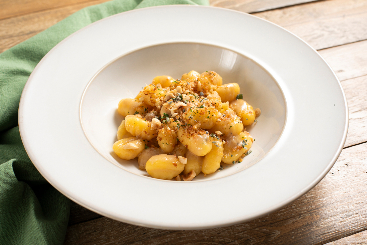Glutenvrije gnocchi met boter, ansjovis en aromatische kruiden