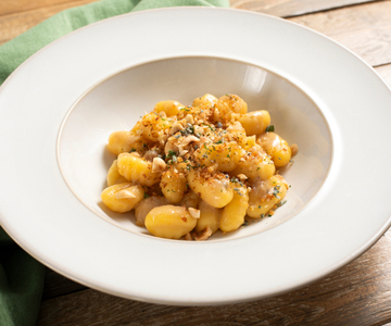 Glutenvrije gnocchi met boter, ansjovis en aromatische kruiden