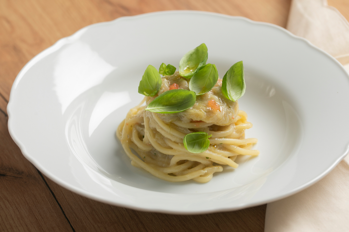 Spaghettoni met lente-ui en chili
