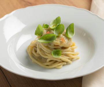 Spaghettoni met lente-ui en chili