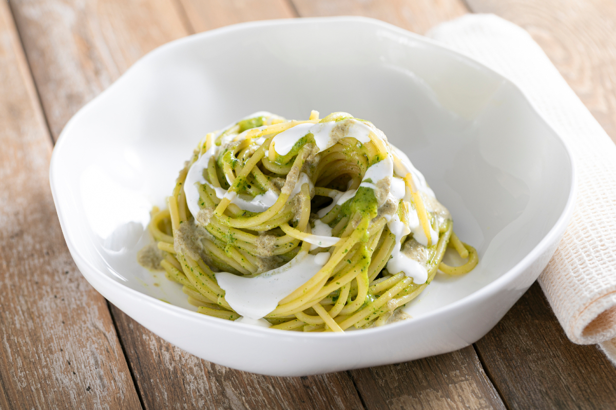 Romige pasta met courgette, provola en kappertjes