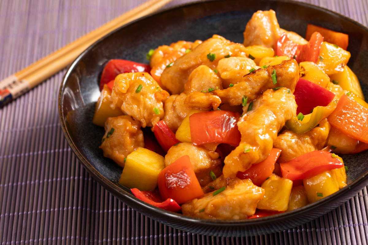 Kip in zoetzure saus met paprika en ananas