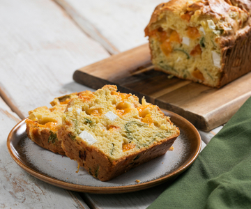 Hartige cake met abrikozen, rucola en geitenkaas