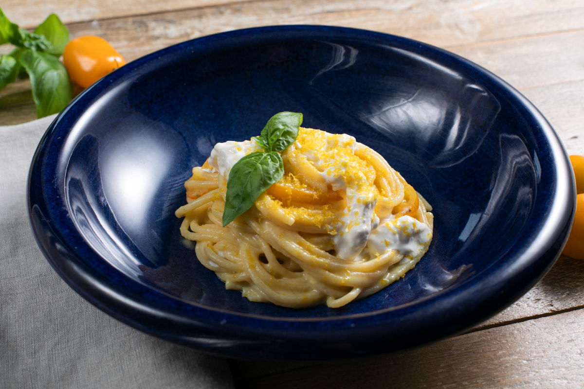 Pasta met gele cherrytomaatjes, stracciatella en bottarga