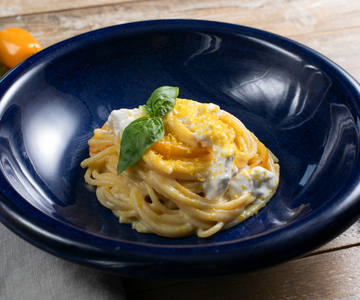 Pasta met gele cherrytomaatjes, stracciatella en bottarga