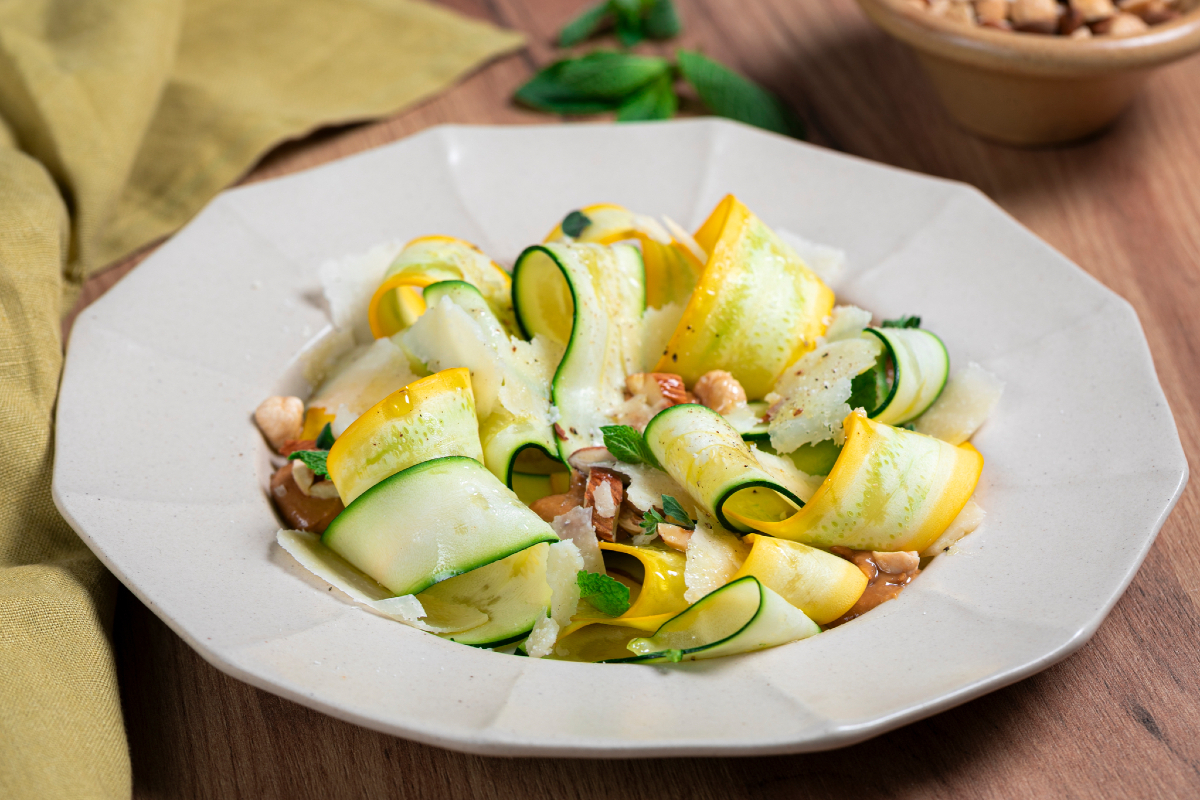 Carpaccio van gele en groene courgette met noten