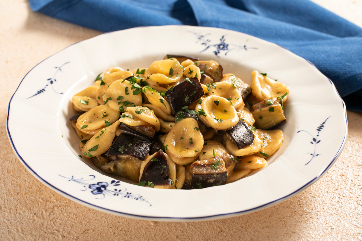 Romige orecchiette met miso en aubergine