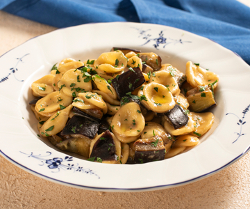 Romige orecchiette met miso en aubergine