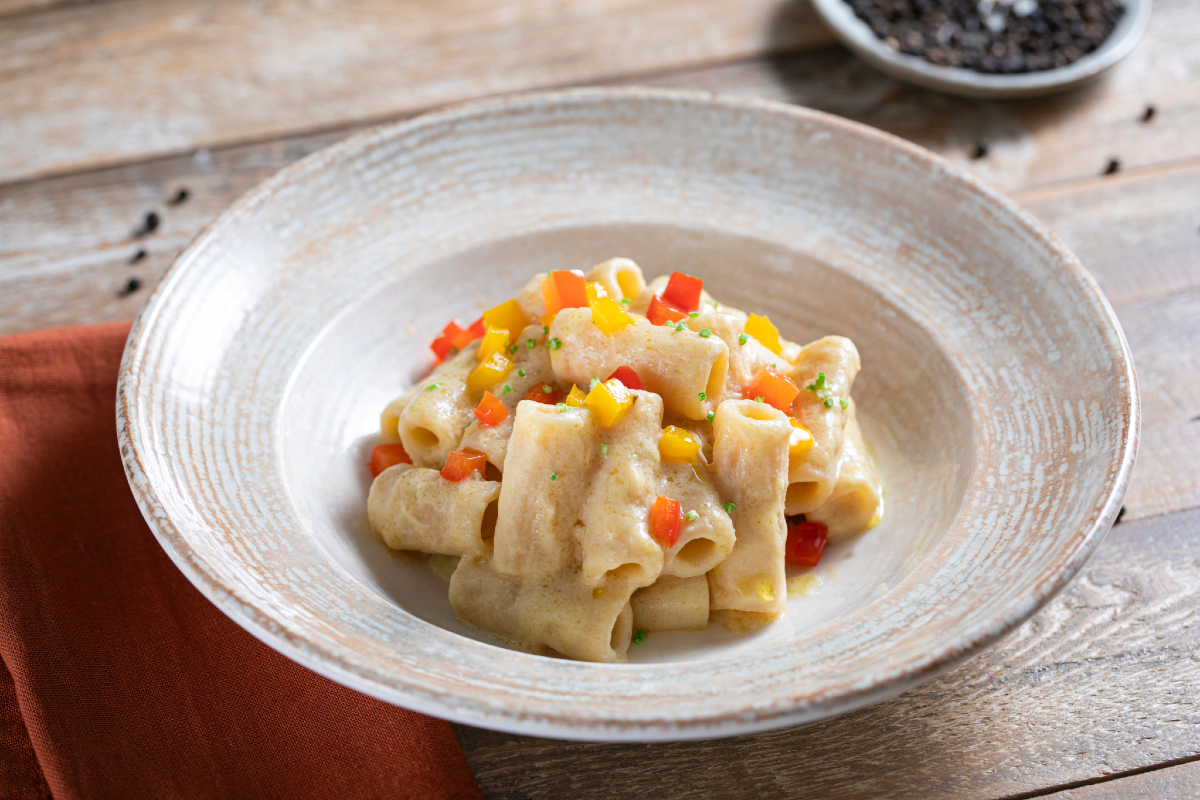 Pasta met romige kikkererwtensaus en paprika