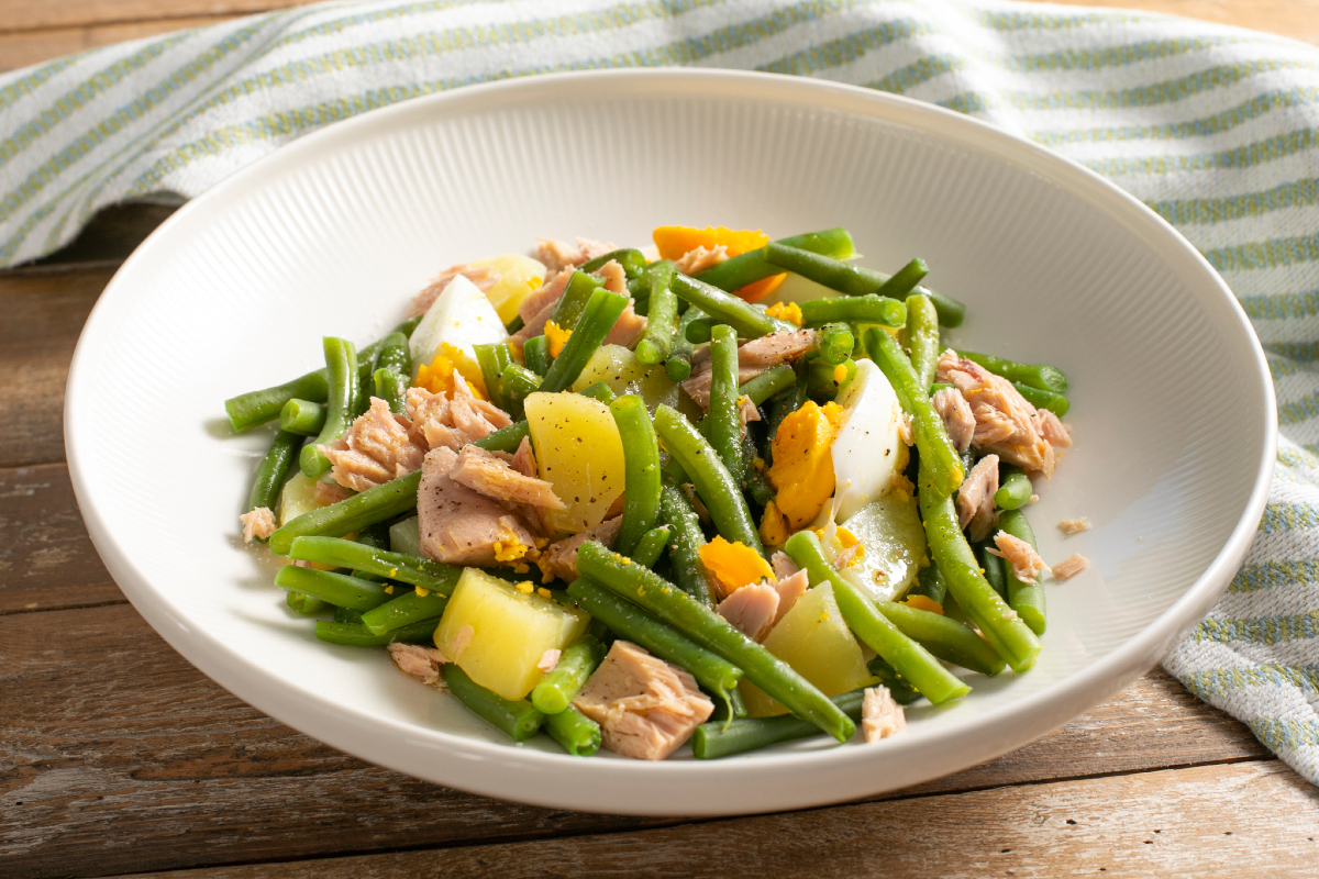 Aardappelsalade met sperziebonen, tonijn en eieren