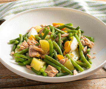 Aardappelsalade met sperziebonen, tonijn en eieren