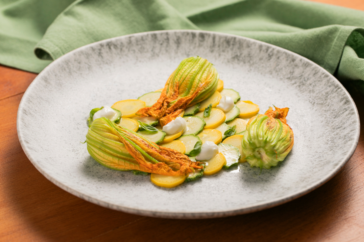 Gevulde courgettebloemen in de pan