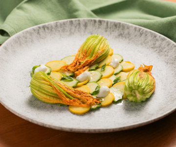 Gevulde courgettebloemen in de pan