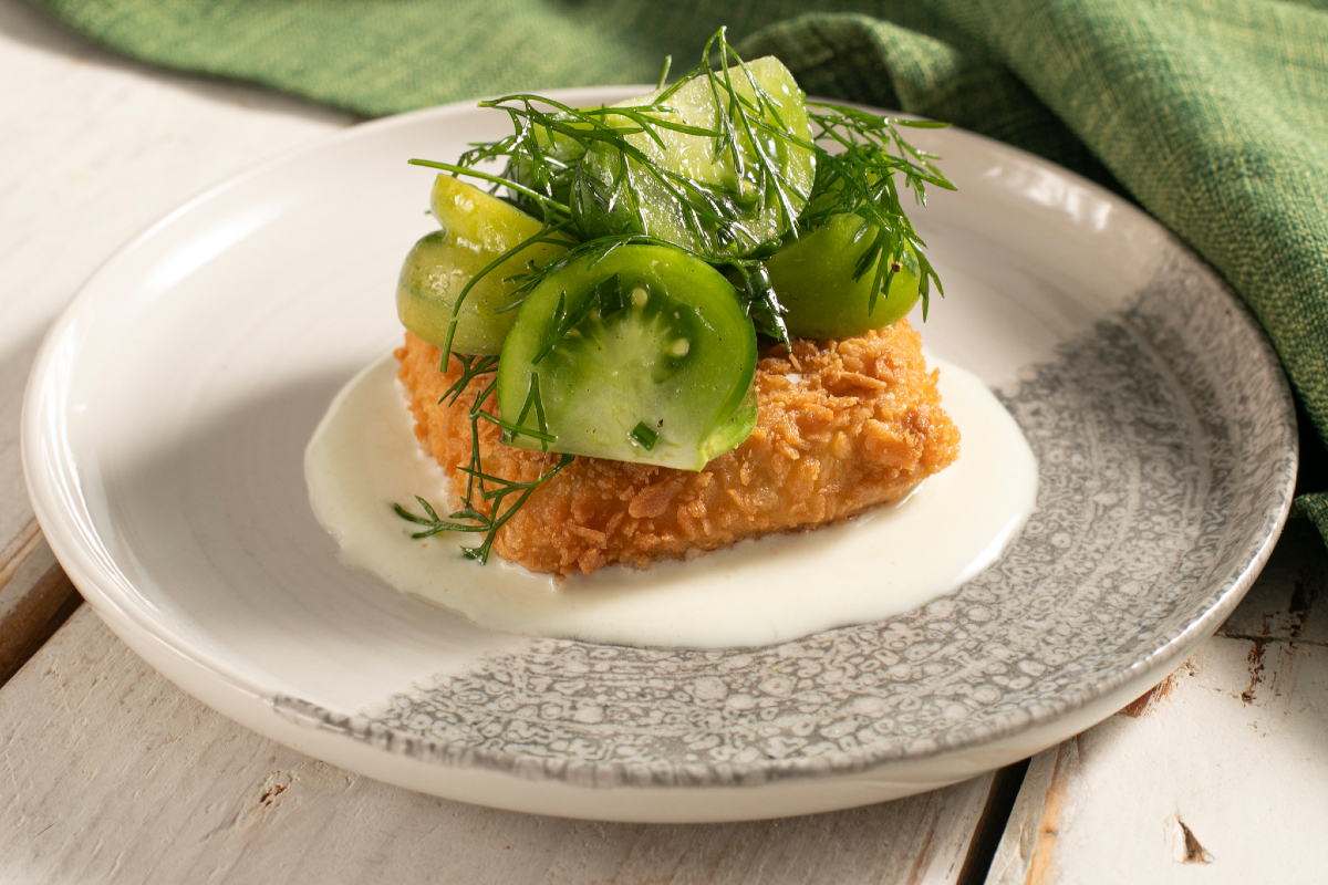 Krokant gepaneerde tofu met tomaten en yoghurtsaus