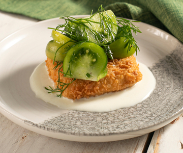 Krokant gepaneerde tofu met tomaten en yoghurtsaus