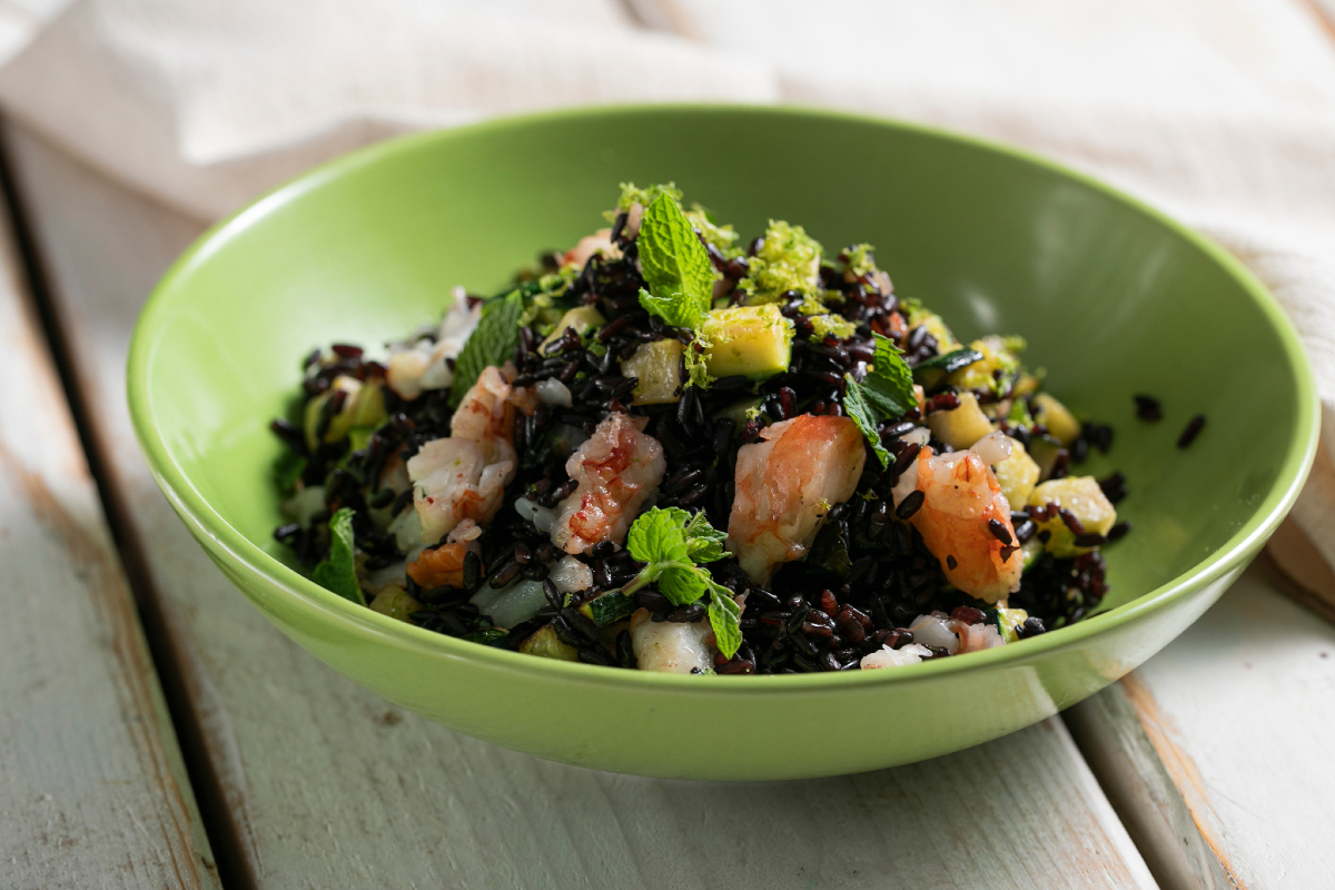 Venere-rijst met garnalen, courgettes en munt