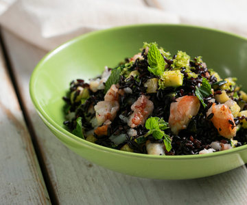 Venere-rijst met garnalen, courgettes en munt