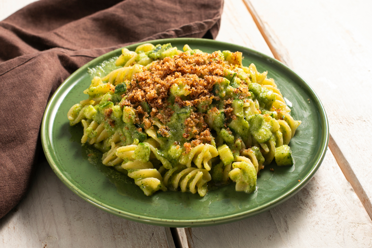 Pasta met romige courgettesaus, ansjovis en krokant paneermeel