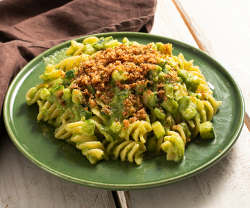 Pasta met romige courgettesaus, ansjovis en krokant paneermeel