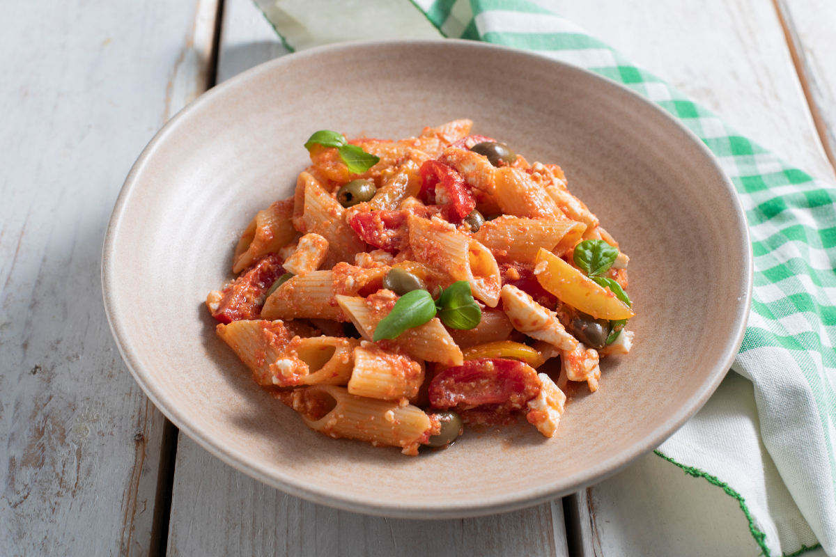 Pastasalade met feta en cherrytomaatjes