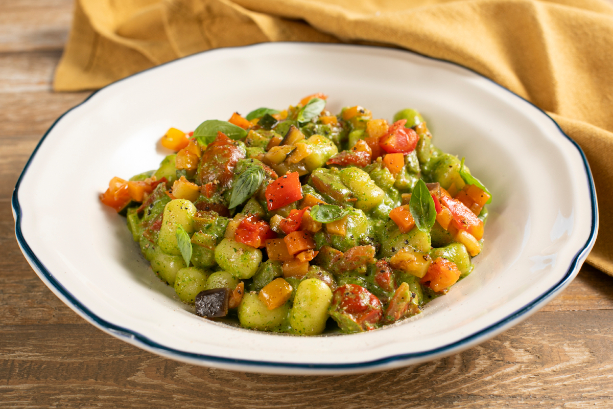 Gnocchetti met rucolapesto en zomerse groenten