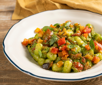 Gnocchetti met rucolapesto en zomerse groenten