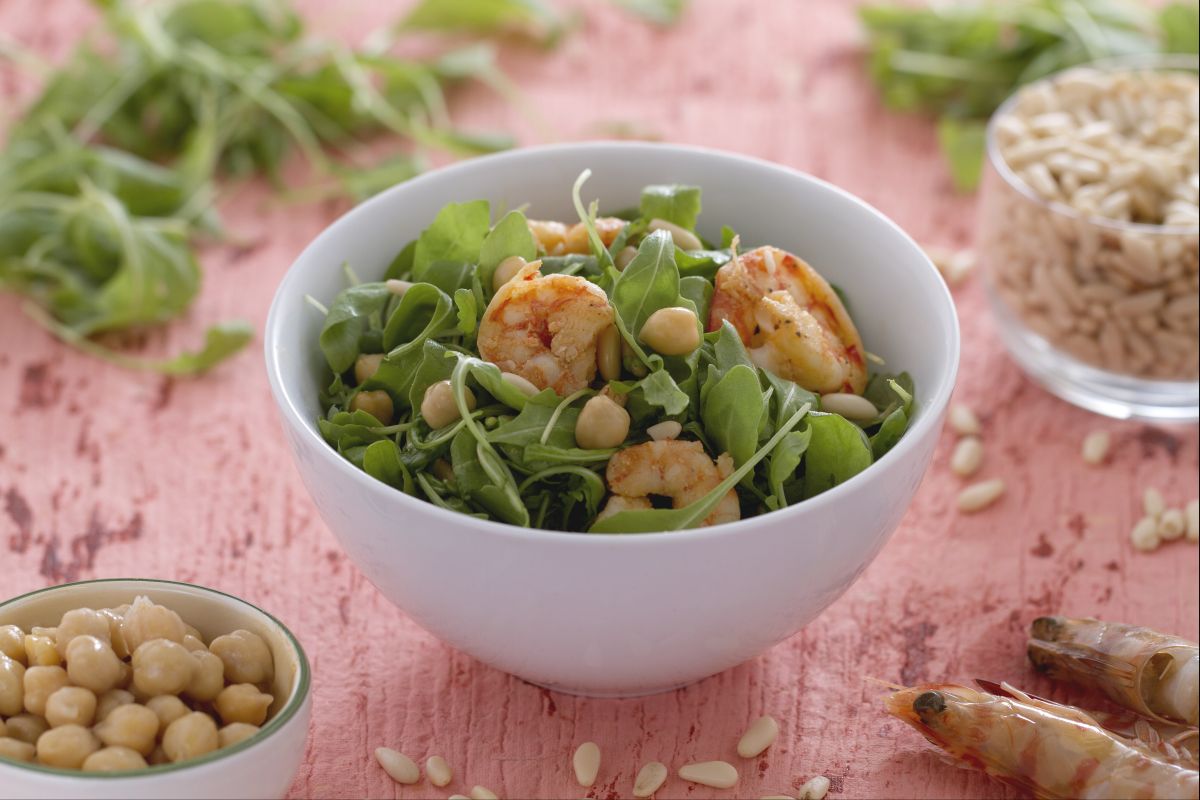 Salade van kikkererwten, garnalen en rucola