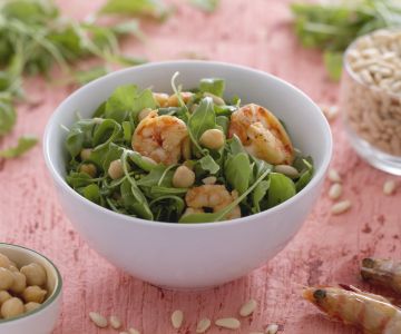 Salade van kikkererwten, garnalen en rucola