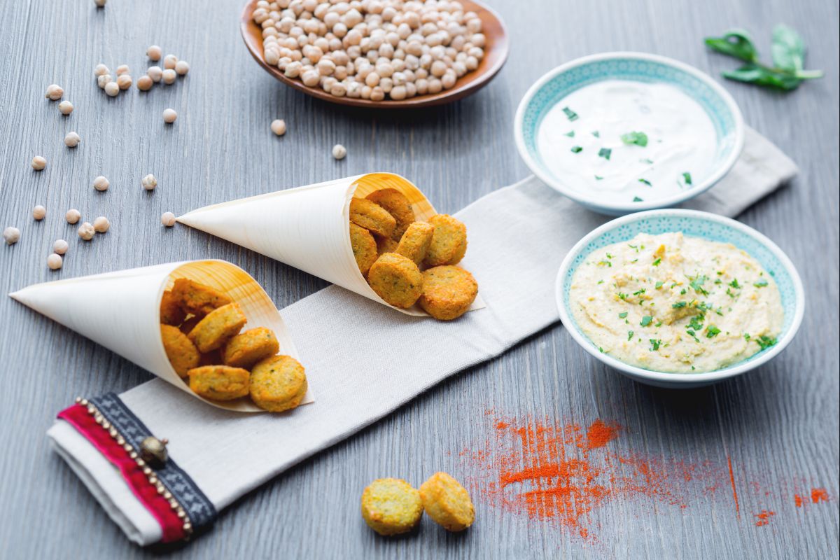 Falafel met snelle hummus en yoghurtsaus