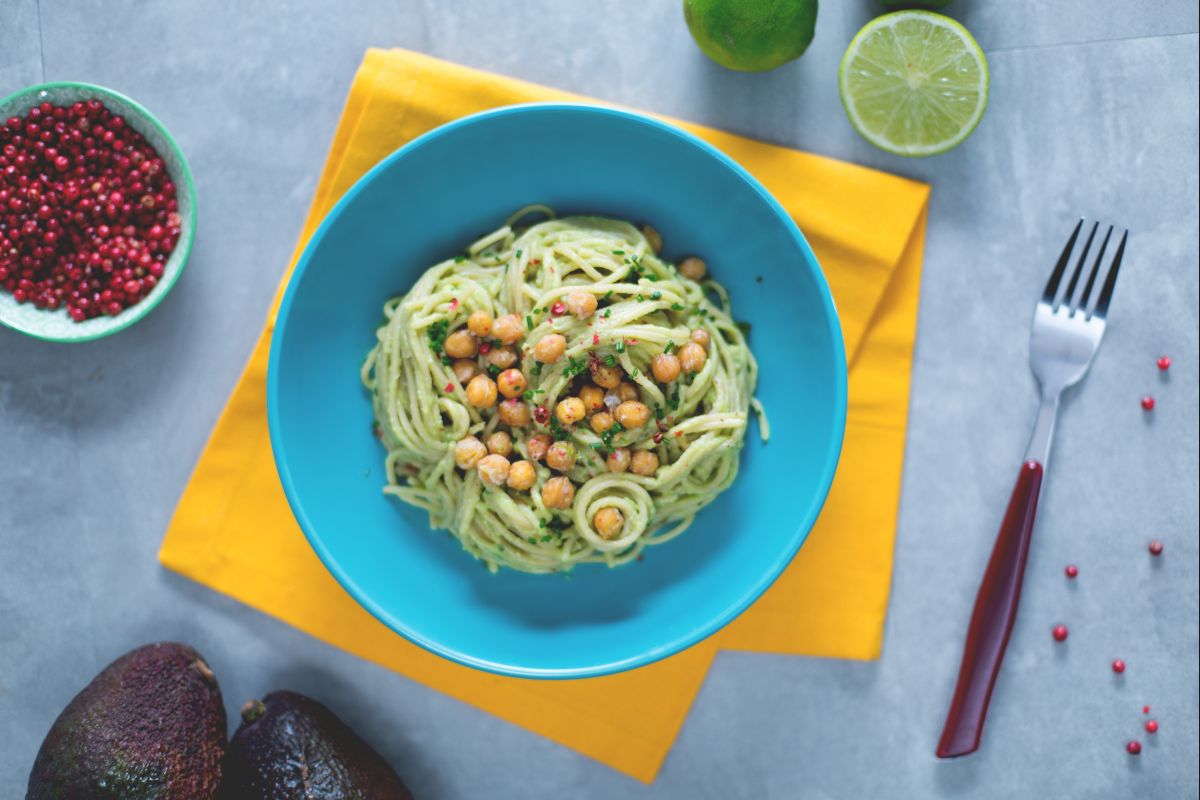 Volkoren spaghetti met avocadocrème en krokante kikkererwten