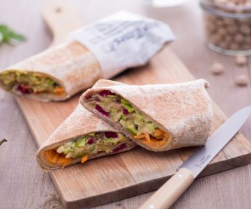 Wrap met pittige hummus en groenten