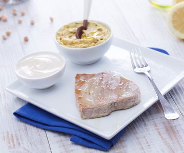 Tonijnfilets met tahini en hummus
