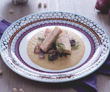 Tonijnfilets op romige kikkererwtenpuree met rode uien