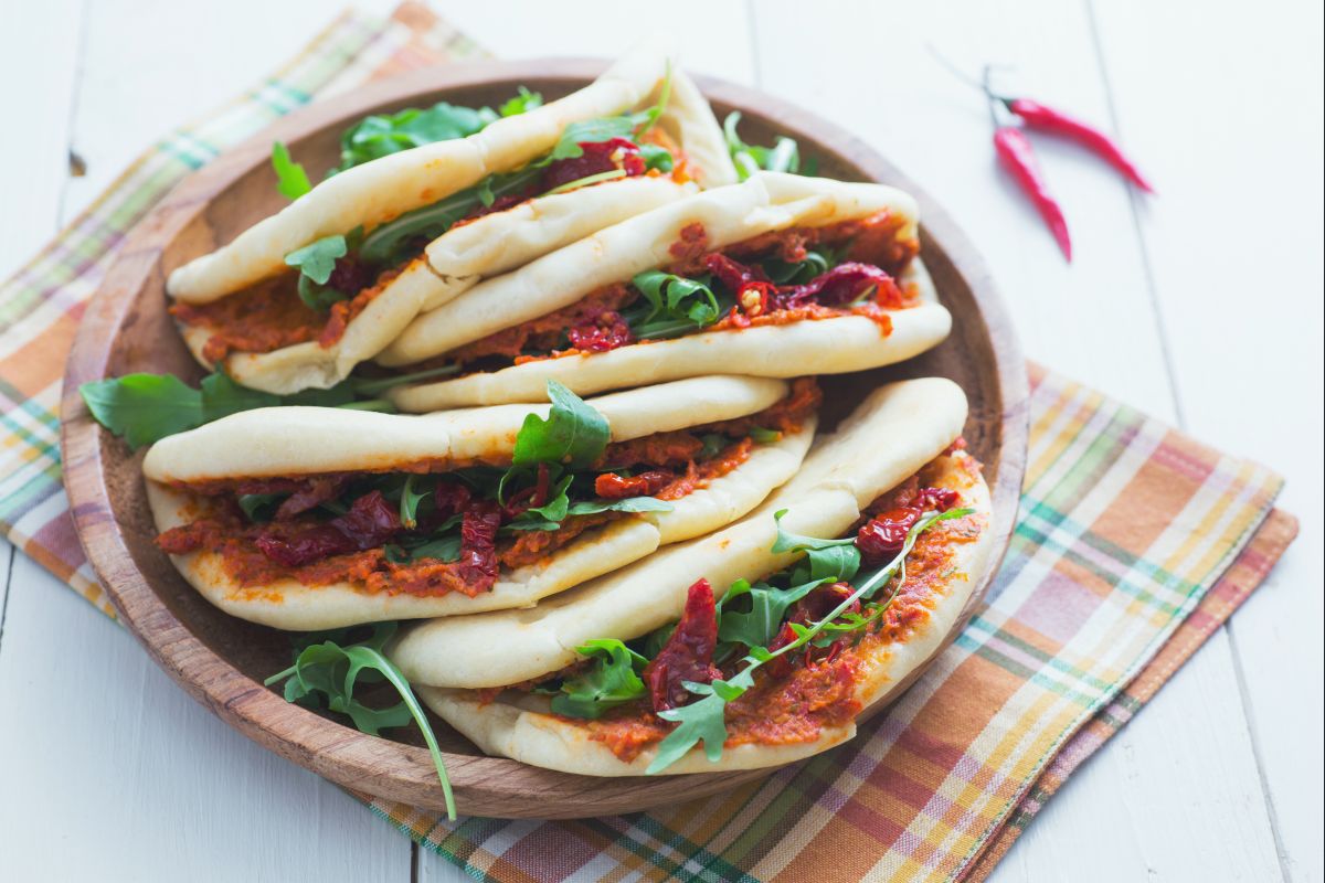 Pita met hummus van zongedroogde tomaten