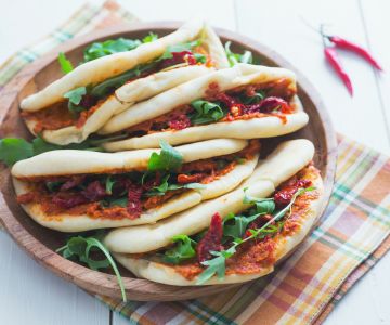 Pita met hummus van zongedroogde tomaten