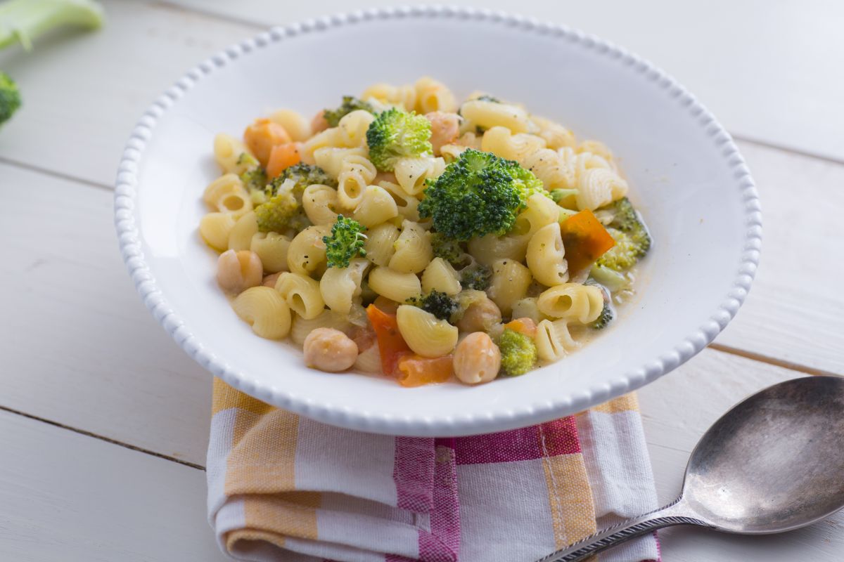 Soep met pasta, kikkererwten en broccoli