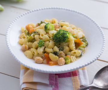 Soep met pasta, kikkererwten en broccoli
