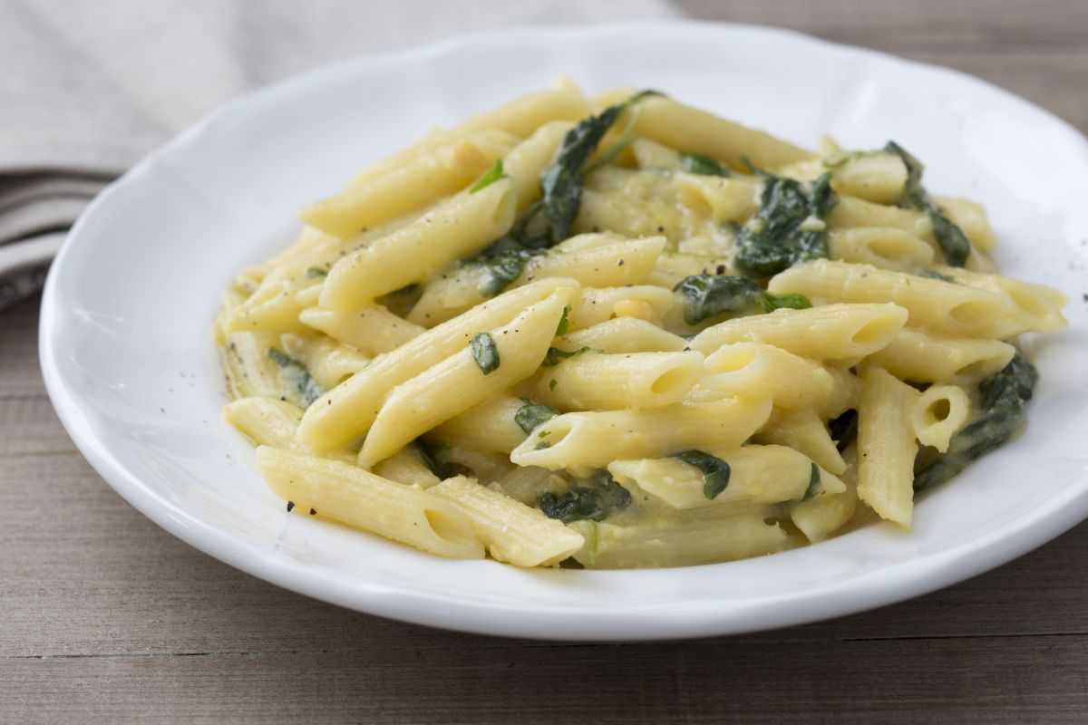 Pasta met kikkererwtencrème en rucola